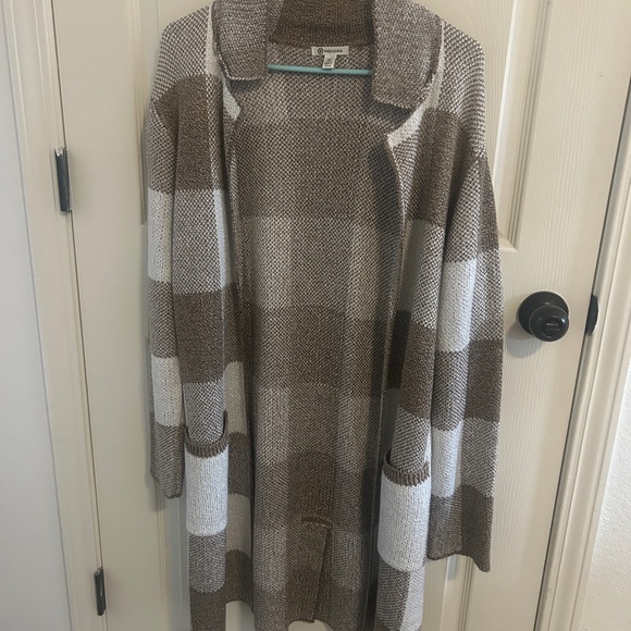 Versona Sweaters - Plaid Brown and White Women's Sweater